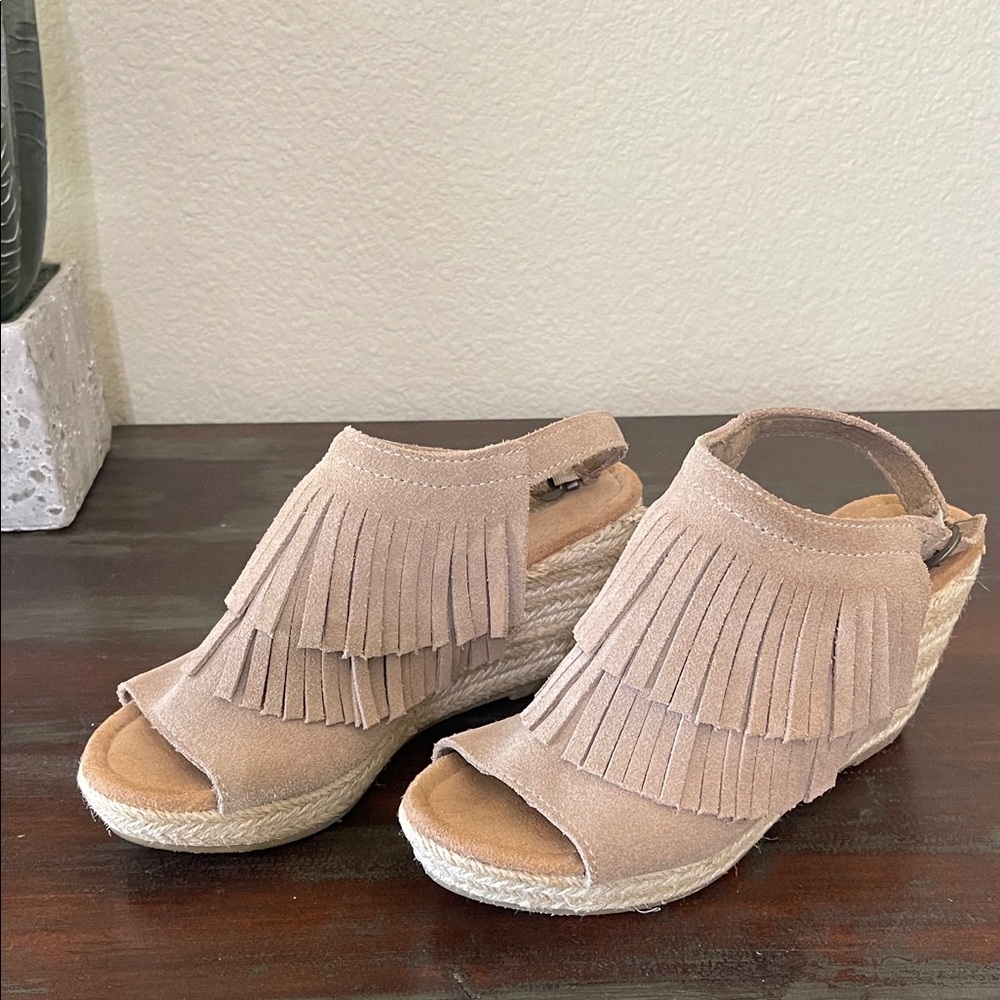 Minnetonka Fringe Suede Wedge Sandals - Tan Size 7